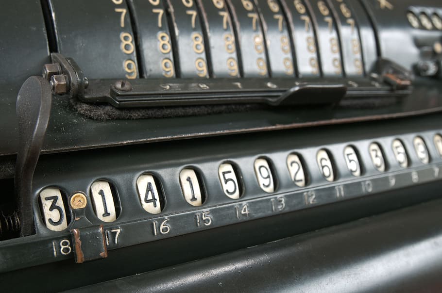 primer pla, foto, negre, eina metàl·lica, vintage, calculadora, Pi, càlcul, calcular, matemàtiques, cercle, radi, retro, dígits, nombre, radian, màquina, matemàtica, vell, obsolet, mecànic, tecnologia, equipament, obsoleta, comptar, afegir, sostreure, multipliqueu-vos, aritmètica, passat de moda, suma, addició, resta, ordinador, metall, maquinària, cap gent, control, transport, a l'interior, impremta, comunicació, tinta, part de la màquina, negocis, aliatge, acer, imprimir, el passat, panell de control, 4K