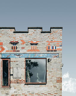 blanc, edifici, impressió de peixos, gris, taronja, edifici de maó, cel, durant el dia, fotografia, finestra, arquitectura, façana, maó, mosaic, urbà, ciutat, colorit, brillant, patró, textura, vell, color, rajola, fons de pantalla hd, fons, llum solar, ombra, exterior de l'edifici, estructura construïda, cap gent, paret de maó, naturalesa, dia, vista d’angle baix, paret, a l'aire lliure, funció de construcció de parets, còpia espai, creativitat, blau, 2K, CC0, domini públic, lliure de regalies