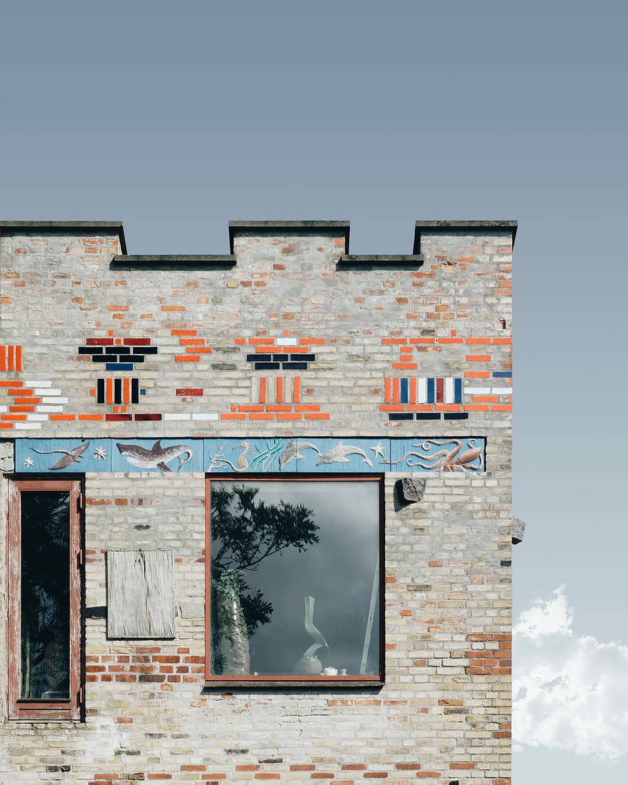 blanc, edifici, impressió de peixos, gris, taronja, edifici de maó, cel, durant el dia, fotografia, finestra, arquitectura, façana, maó, mosaic, urbà, ciutat, colorit, brillant, patró, textura, vell, color, rajola, fons de pantalla hd, fons, llum solar, ombra, exterior de l'edifici, estructura construïda, cap gent, paret de maó, naturalesa, dia, vista d’angle baix, paret, a l'aire lliure, funció de construcció de parets, còpia espai, creativitat, blau, 2K