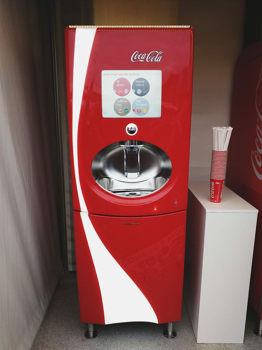 gaya bebas coca-cola, minum, merah, mesin, kecelakaan dan bencana, urgensi, dalam ruangan, tidak ada orang, hari, komunikasi, teknologi, teks, keamanan, aksara barat, tanda, informasi, perlindungan, kenyamanan, peralatan Rumah tangga, tampilan sudut tinggi, merapatkan, Tong sampah, tekan tombol, mesin penjual otomatis, 4K