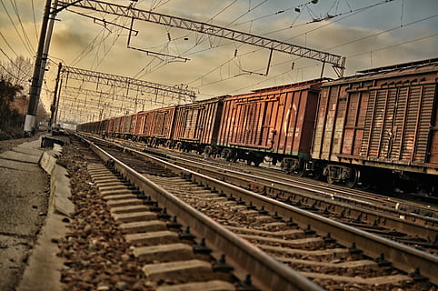 Brun, togfoto, dagtimerne, tog, sammensætning, jernbane, jernbanetransport, jernbanespor, spore, himmel, transportmidler, elektricitet, transportform, kabel, ingen mennesker, natur, offentlig transport, el-pylon, tog - køretøj, strømkabel, teknologi, Strømforsyning, arkitektur, sky - himmel, forbindelse, udendørs, 4K, CC0, offentligt domæne, royaltyfrie