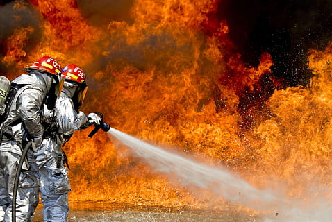 bombeiros, vestindo, ternos de prata pulverizando espuma, fogo, chamas, lado de fora, exterior, agua, mangueira, combate, ardente, fogo - fenômeno natural, chama, ocupação, bombeiro, protecção, sinal de aviso, Mangueira de incêndio, risco, chapéu, calor - temperatura, acidentes e desastres, vestuário de proteção, segurança, homens, pulverização, capacete, comunicação, trabalhador de resgate, responsabilidade, ao ar livre, uniforme, Heróis, 1080P