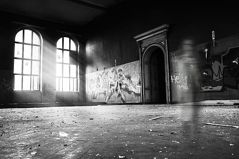 gråtonebillede, person, stående, inde, bygning, værelse, indre, spøgelse, forladt, lang eksponering, tabt sted, lostplace, glemt, mørk, urban udforske, beskadiget, by-, iseedead person, uhyggelig, skræmmende, arkitektur, vindue, bygget struktur, indendørs, ingen mennesker, dag, gulve, forældet, bue, sollys, kørt ned, gammel, hjemlige værelse, murbygningsfunktion, historie, indgang, 2K, CC0, offentligt domæne, royaltyfrie
