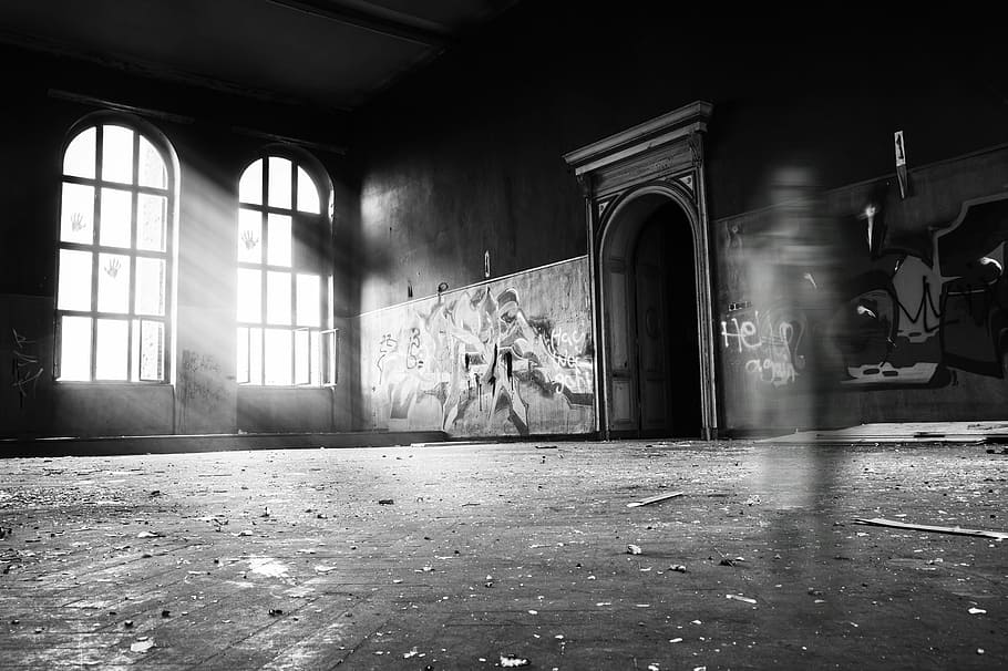 fotografie ve stupních šedi, osoba, stojící, uvnitř, budova, pokoj, místnost, interiér, duch, opuštěný, dlouhé expozice, ztracené místo, ztracený, zapomenutý, temný, urbanismus, poškozen, městský, isee mrtvá osoba, strašidelný, děsivé, architektura, okno, stavba, nikdo, den, podlaha, zastaralý, oblouk, slunečního světla, run-down, starý, domácí místnost, nástěnný prvek, Dějiny, vchod, 2K