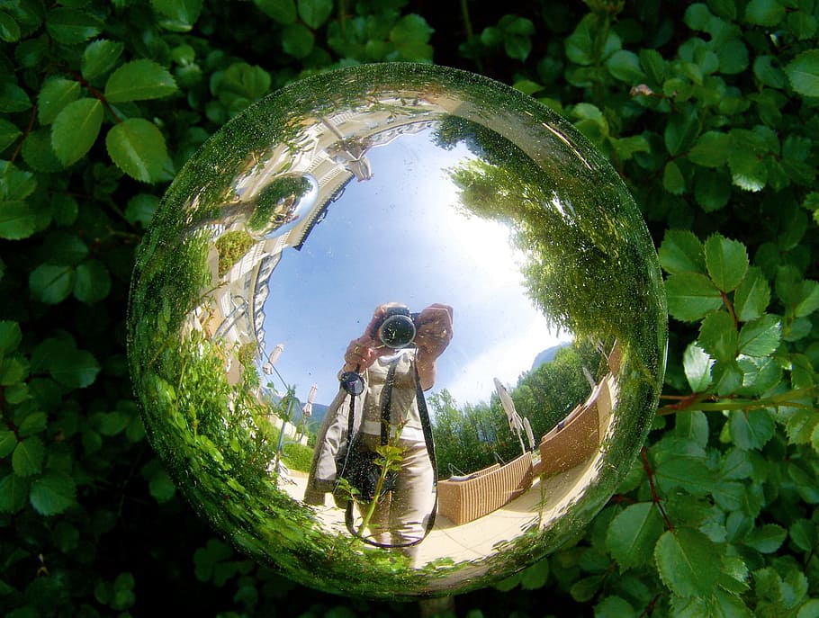 bola de crom, verd, herba, crom, pilota, gespa verda, orbe de vidre, reflexió, decoració de jardí, només nens, una persona, gent, a l'aire lliure, dia, longitud completa, planta, esfera, naturalesa, forma geomètrica, cercle, fotografiar, arbre, temes de fotografia, representació humana, forma, art i artesania, representació, escultura, transparent, persones reals, vidre - material, 2K