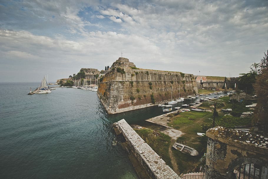 concret, estructura, al costat, cos, aigua, marró, ruïnes, blanc, ennuvolat, cel, paret, marina, moll, estructura defensiva, barrera, arquitectura, fortificació, Riba, edifici, línia de costa, mar, fortalesa, vaixell, castell, estructura construïda, el passat, història, exterior de l'edifici, naturalesa, destinacions de viatge, núvol - cel, terra, cap gent, dia, viatjar, turisme, escenics - natura, a l'aire lliure, abadia, 2K