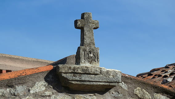 kryds, tagterrasse, murværket, sten-, bygning, kristen, historisk, arkitektur, fatima, Portugal, religion, tro, historie, fortiden, himmel, spiritualitet, sted for tilbedelse, natur, ingen mennesker, blå, gammel, skyfri himmel, dag, bygget struktur, solid, udendørs, symbol, gamle civilisation, ødelagt, 4K, CC0, offentligt domæne, royaltyfrie
