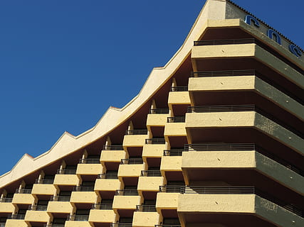 gebouw, bouw, ramen, vloeren, perspectieven, architectuur, ingebouwde structuur, buitenkant van het gebouw, heldere lucht, hemel, geen mensen, blauw, patroon, dag, natuur, zonlicht, in een rij, dak, zonnig, hout - materiaal, buitenshuis, stad, herhaling, architectonische functie, 4K, CC0, publiek domein, royaltyvrij
