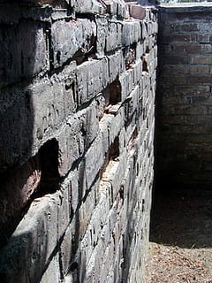paret, vell, maó, paret de maó, tristesa, temps, arquitectura, funció de construcció de parets, estructura construïda, cap gent, història, dia, el passat, llum solar, exterior de l'edifici, patró, textura, a l'aire lliure, paret de pedra, primer pla, naturalesa, edifici, 1080P, CC0, domini públic, lliure de regalies