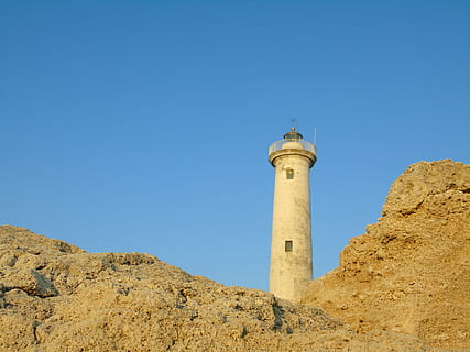 farol, rochas, verão, falésias, céu, azul, torre, céu limpo, arquitetura, exterior do edifício, estrutura construída, visão de baixo ângulo, construção, segurança, orientação, natureza, protecção, dia, terra, ninguém, destinos de viagem, copie o espaço, luz solar, ao ar livre, corroído, enterrado, 5K, CC0, domínio público, royalty free