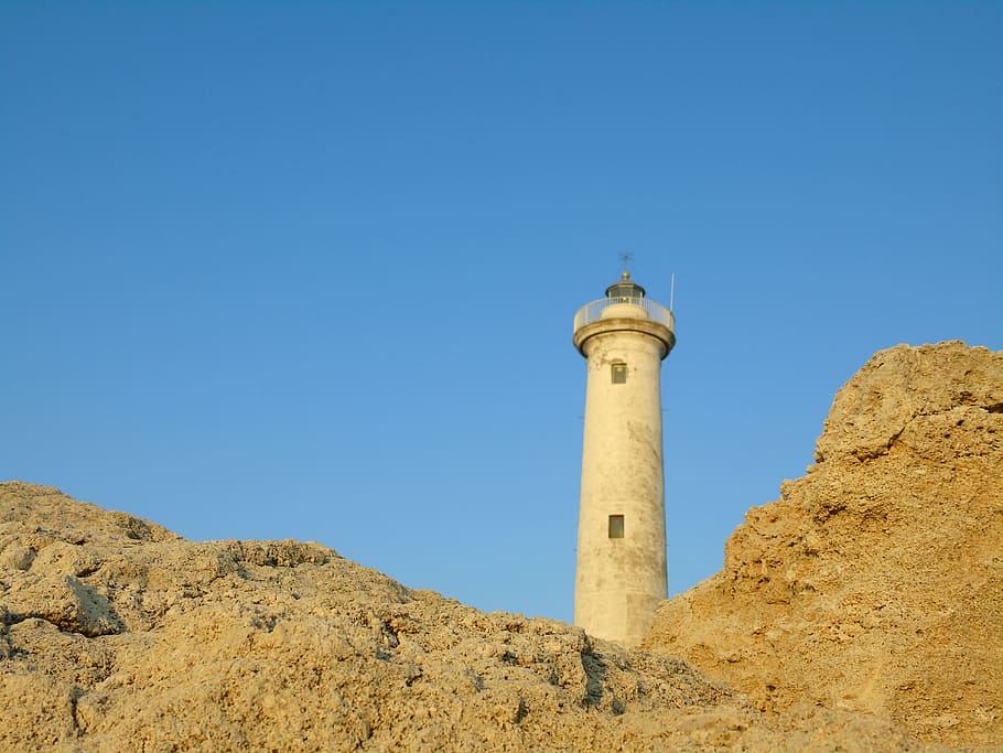 farol, rochas, verão, falésias, céu, azul, torre, céu limpo, arquitetura, exterior do edifício, estrutura construída, visão de baixo ângulo, construção, segurança, orientação, natureza, protecção, dia, terra, ninguém, destinos de viagem, copie o espaço, luz solar, ao ar livre, corroído, enterrado, 5K
