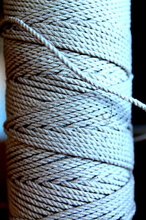 filo, bobina, spago, cucire, canapa, corda, avvicinamento, attrezzatura, stringa, modello, forza, nessuno, strutturato, tessile, concentrarsi sulle conoscenze acquisite, blu, fotogramma intero, contorto, giorno, connessione, all'aperto, dettaglio, sfondi, primo piano estremo, grigio, intrecciato, lana, vestiti caldi, 4K, CC0, dominio pubblico, privo di copyright