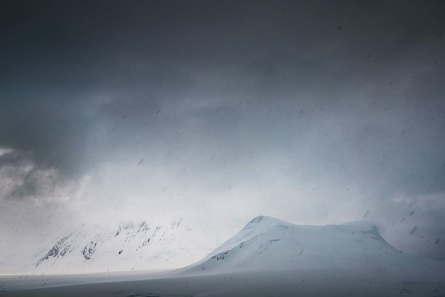 muntanya nevada, fotografia de paisatge, muntanyes, cobert, neu, muntanya, núvol, tempesta, hivern, fred, boira, turó, gris, àrtic, blanc, Serra, antarctica, temperatura de fred, cel, núvol - cel, medi ambient, escenics - natura, bellesa a la natura, naturalesa, paisatge, escena tranquil·la, cap gent, tranquil·litat, aigua, escena no urbana, cim de muntanya, poder a la natura, nevar, 4K