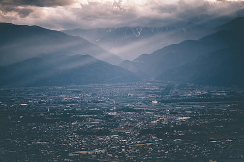 aereo, vista, città, giorno, foto, case, silhouette, montagna, grigio, nuvole, i raggi del sole, terra fatata, natura, Paesaggi, cielo, catena montuosa, nuvola - cielo, paesaggio, nessuno, all'aperto, Cloudscape, la tranquillità, ambiente, scenics - natura, paesaggio urbano, bellezza nella natura, architettura, vista aerea, esterno dell'edificio, scena tranquilla, vista dall'alto, 5K, CC0, dominio pubblico, privo di copyright