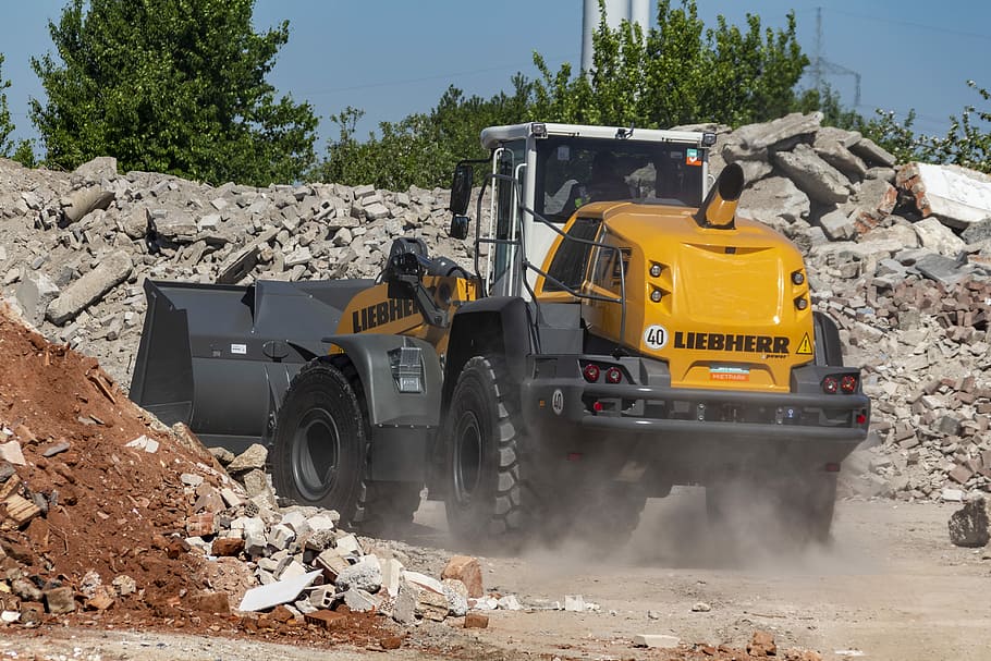 màquina de construcció, lloc, carregadora de rodes, liebherr, industria de la construcció, maquinària de construcció, lloc de construcció, construcció de carreteres, transport, motor de terra, indústria, maquinària, equipament, vehicle de construcció, manera de transport, equipament industrial, brutícia, carretera, excavadora, vehicle terrestre, equips de construcció, material de construcció, lloc de treball, groc, grava, a l'aire lliure, pols, 5K