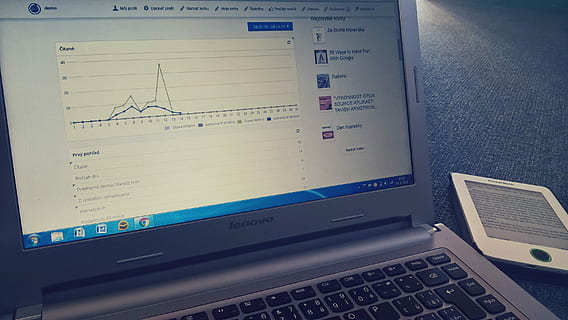 eingeschalteter Laptop, anzeigen, Liniendiagramm, Bücher, Ebook Reader, Statistiken, Technologie, Kommunikation, Computer, kabellose Technologie, Laptop, drinnen, Verbindung, Computerausrüstung, Geschäft, Computerbildschirm, Internet, Computernetzwerk, Finanzen, keine Leute, Tabelle, Text, Diagramm, Möbel, Großunternehmen, Tastatur, 2K, CC0, gemeinfrei, lizenzfrei