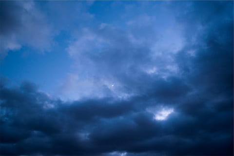 langit mendung hitam, awan hujan, awan, bulan, malam, langit, gelap, latar belakang, cloudscape, awan - langit, biru, langit yang dramatis, cuaca, alam, hujan badai, suasana, badai, mendung, angin, langit murung, lingkungan Hidup, awan badai, tidak ada orang, melengkung, di luar rumah, hujan, meteorologi, iklim, Biru tua, yg beralamat buruk, hujan deras, hujan lebat, ringan, 1080P, CC0, domain publik, bebas royalti