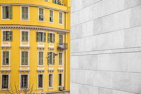 graue Mauer, Fenster, Fensterläden, Fassade, Stil, Außen, Gebäudehülle, die Architektur, Gelb, gebaute Struktur, draußen, keine Leute, Tag, Himmel, Gebäude, Wohngegend, Stadt, Wandbau - Funktion, Sonnenlicht, Natur, in einer Reihe, Vollbild, Straße, Wohnung, Hintergründe, 5K, CC0, gemeinfrei, lizenzfrei