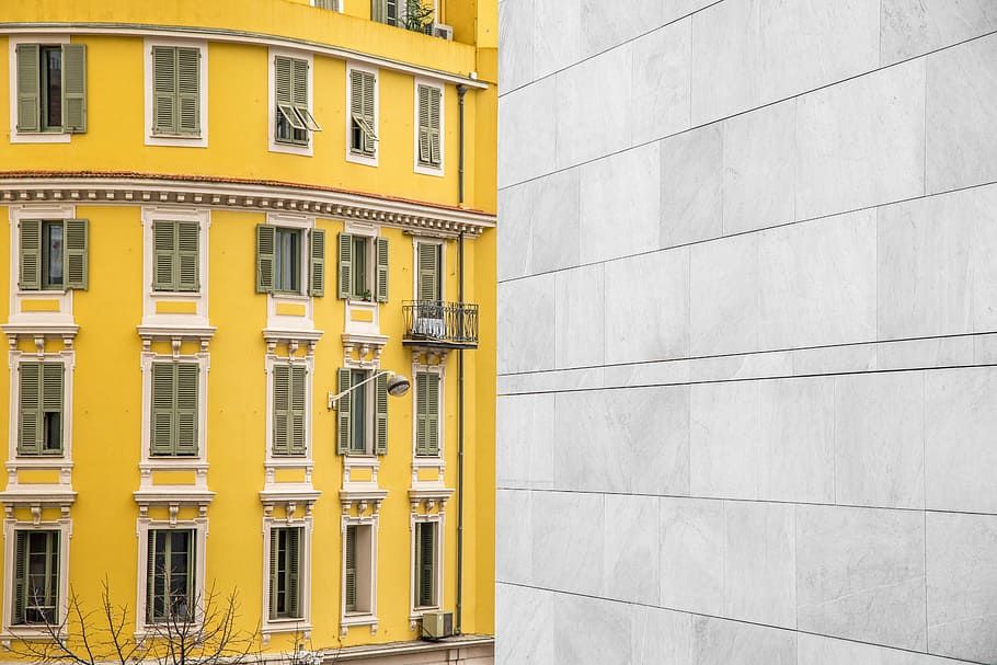 graue Mauer, Fenster, Fensterläden, Fassade, Stil, Außen, Gebäudehülle, die Architektur, Gelb, gebaute Struktur, draußen, keine Leute, Tag, Himmel, Gebäude, Wohngegend, Stadt, Wandbau - Funktion, Sonnenlicht, Natur, in einer Reihe, Vollbild, Straße, Wohnung, Hintergründe, 5K