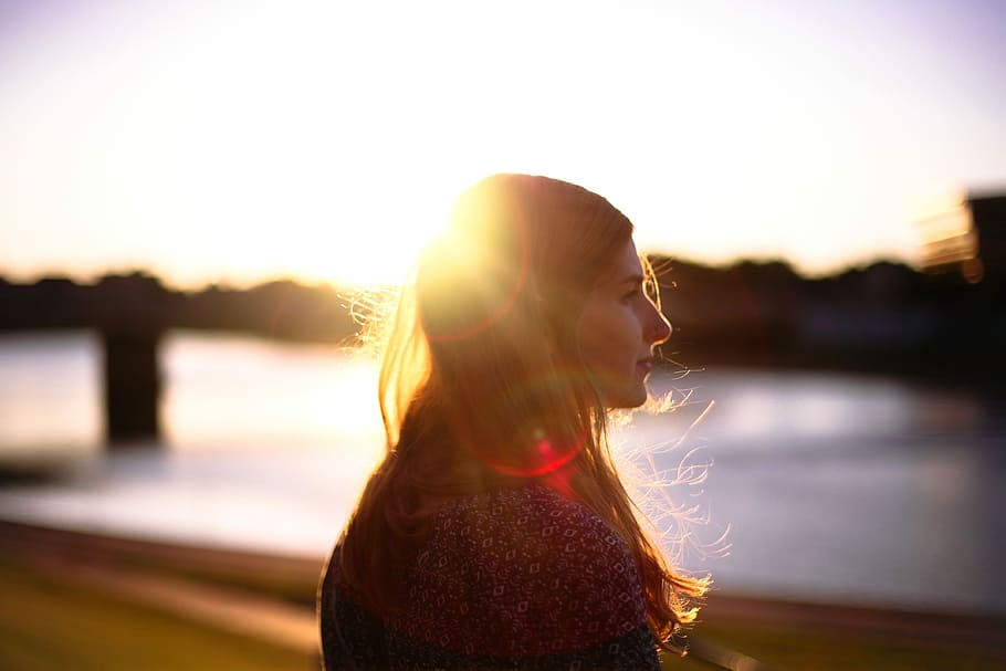 Foto geschossen, Frau, tagsüber, Foto, Schuss, draußen, eine Person, Sonnenuntergang, Menschen, Frauen, junger Erwachsener, Lebensstile, kaukasischer Abstammung, Erwachsene, Natur, Sonnenlicht, Sommer-, Schönheit, junge Frau, Glück, lächelnd, Entspannung, wunderschönen, nur eine frau, Linseneffekt, lange Haare, Himmel, Wasser, Haar, Legere Kleidung, Frisur, Porträt, Seitenansicht, Betrachtung, suchen, Kopfschuss, Taille hoch, schöne Frau, Teenager, 4K