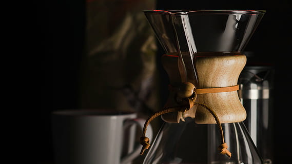 klar, glasflaska, vit, keramisk, råna, kopp, fläck, kaffe, tillverkare, köksutrustning, Chemex, dryck, inomhus, mat och dryck, inget folk, fortfarande liv, närbild, förfriskning, studio skott, kaffebryggare, fokusera på förgrunden, förberedelse, glas, svart bakgrund, alkohol, espressomaskin, brun, svart färg, kaffe - dryck, bardisk, 2K, CC0, offentligt domän, royaltyfria
