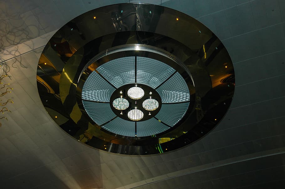 kultainen kupolamppu, kattotuuletus, kattovalaisimet, ufo, muoto, arkkitehtuuri, geometrinen muoto, ympyrä, sisällä, valaistu, rakennettu rakenne, ei ihmisiä, suoraan alla, kuvio, katto, valaistuslaitteet, design, lähikuva, kuljetus, ikkuna, tekniikka, lasi - materiaali, päivä, kello, digitaalinen komposiitti, kattoikkuna, ylellisyys, 2K