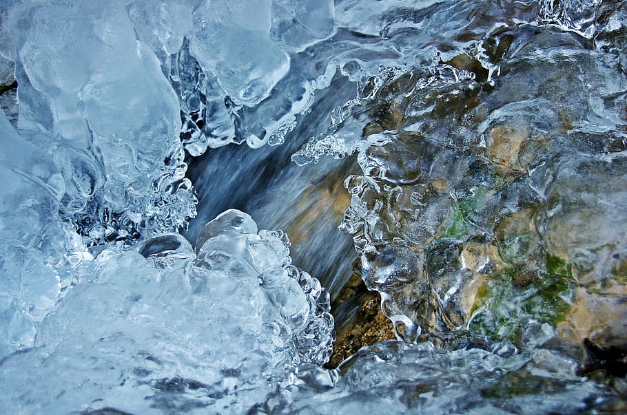 primer pla, congelat, aigua, netejar, clar, fred, guai, tirar, flux, gel, moviment, naturalesa, pur, puresa, riu, rock, roques, llis, corrent, hivern, temperatura de fred, cap gent, bellesa a la natura, a l'aire lliure, dia, marc complet, aigua que flueix, neu, escenics - natura, sòlid, fons, fusió, poder a la natura, 4K