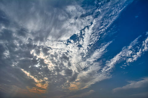 llum, alba, posta de sol, núvols, cloudscape, la llum del dia, vespre, tarda, escènic, sol, sortida del sol, temps, núvol - cel, cel, bellesa a la natura, fons, naturalesa, blau, escenics - natura, medi ambient, cel dramàtic, cap gent, meteorologia, llum solar, vent, cel malhumorat, a l'aire lliure, idíl·lic, tranquil·litat, brillant, clima, 4K, CC0, domini públic, lliure de regalies