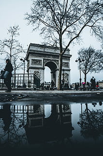 lidé, chůze, oblouk, de, triomphe, triomphe paris, Francie, budova, struktura, architektura, strom, voda, stavba, odraz, skutečných lidí, Příroda, exteriér budovy, rostlina, muži, den, jezero, nebe, nábřeží, destinace, skupina lidí, holý strom, venku, životního stylu, 5K, CC0, veřejná doména, bez autorských práv