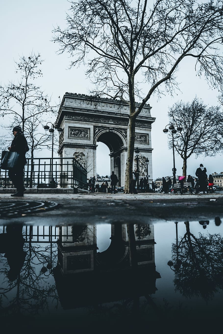 lidé, chůze, oblouk, de, triomphe, triomphe paris, Francie, budova, struktura, architektura, strom, voda, stavba, odraz, skutečných lidí, Příroda, exteriér budovy, rostlina, muži, den, jezero, nebe, nábřeží, destinace, skupina lidí, holý strom, venku, životního stylu, 5K