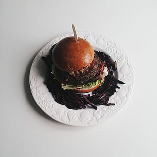 blanc, Contexte, Burger, du boeuf, betterave, moi à, vue de dessus, fond blanc, aliments, gourmet, assiette, fermer, Nourriture et boisson, repas, Hamburger, collation, fraîcheur, tomate, mauvaise alimentation, prise de vue en studio, personne, prêt à manger, indulgence, à l'intérieur, Fast food, nature morte, sandwich, légume, portion, ustensile de cuisine, tentation, cheeseburger, 2K