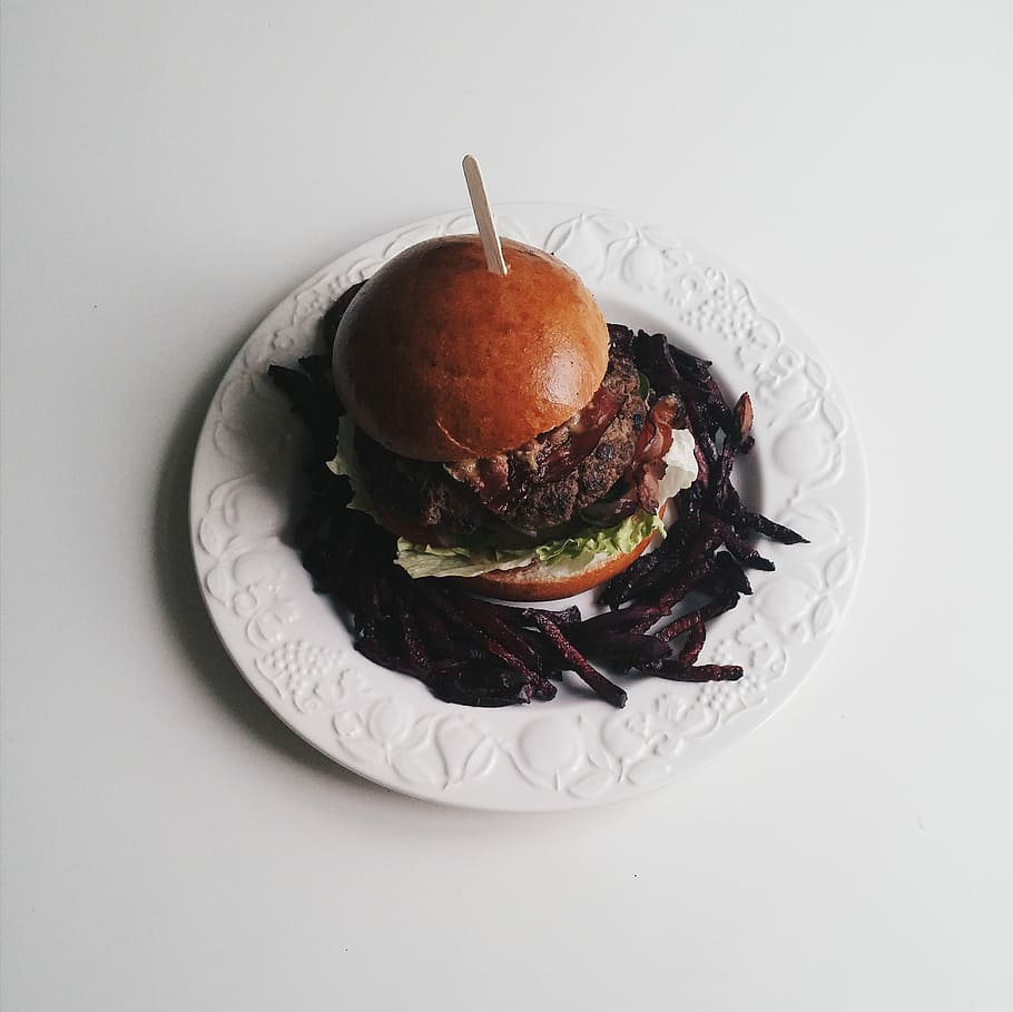 blanc, fons, hamburguesa, vedella, remolatxa, carn, vista superior, fons blanc, menjar, gourmet, placa, primer pla, menjar i beguda, berenar, frescor, tomàquet, menjar poc saludable, tir de l'estudi, cap gent, llest per menjar, indulgència, a l'interior, menjar ràpid, natura morta, entrepà, vegetals, mida de la porció, estri de cuina, temptació, cheeseburger, 2K