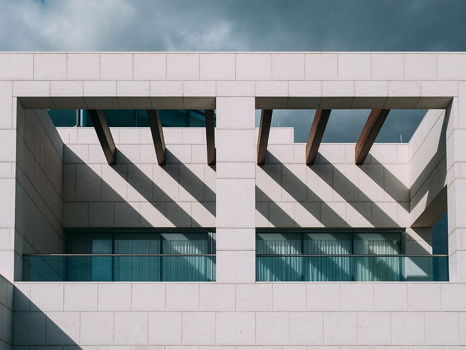 concret, edifici, núvols, arquitectura, infraestructura, assolellat, dia, gratacels, estructura construïda, modern, exterior de l'edifici, cap gent, naturalesa, funció de construcció de parets, Color blanc, vista d’angle baix, a l'aire lliure, forma, patró, ciutat, cel, text, disseny, reflexió, comunicació, color turquesa, 4K