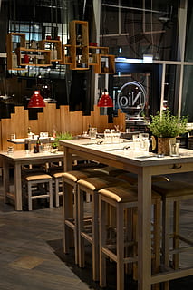 Restaurant, Interieur, Design, hoher Tisch, Innere, Design, Holz, Sitzbereich, Barhocker, Tabelle, Stuhl, drinnen, Holz - Material, Möbel, keine Leute, Sitz, Geschäft, Essen und Trinken, Abwesenheit, Tag, leeren, Esstisch, Wein, Alkohol, Technologie, Natur, Rahmen, 2K, CC0, gemeinfrei, lizenzfrei