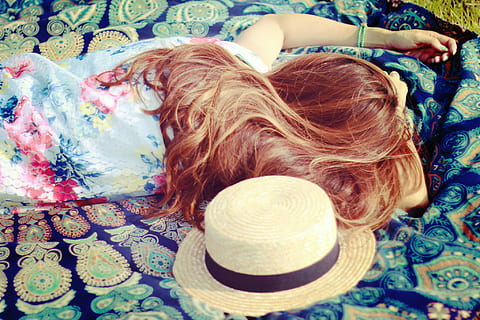 weiblich, Blau, Blumen-, Hemd, Verlegung, Picknick-Matte, Sonnenhut, in Blau, Picknick, Matte, Frau, Frauen, Menschen, kaukasischer Abstammung, eine Person, Lebensstile, Mode, Schönheit, drinnen, Tag, mehrfarbig, Nahansicht, Entspannung, hinlegen, Haar, Freizeitbeschäftigung, echte Menschen, Frisur, High Angle View, lange Haare, Bett, Erwachsene, ausruhen, Kind, Schlafen, Kindheit, Möbel, menschliches Haar, Blumenmuster, 1080P, CC0, gemeinfrei, lizenzfrei