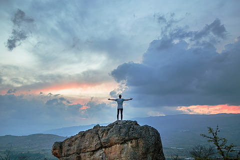 uomo, bianca, camicia, in piedi, Marrone, roccia, uomo in bianco, camicia bianca, natura, cielo, nuvola - cielo, attraversare, crocifisso, uomini, all'aperto, religione, cristianesimo, una persona, speranza, montagna, spiritualità, persone, Cloudscape, bellezza nella natura, braccia distese, braccio umano, roccia - oggetto, scenics - natura, solido, credenza, arto, la tranquillità, braccia alzate, simbolo, picco di montagna, 2K, CC0, dominio pubblico, privo di copyright
