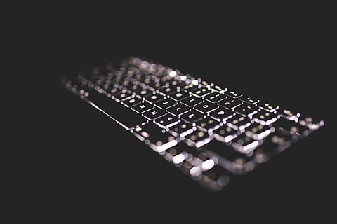 backlit, blogging, bisnis, coding, komputer, keyboard, cahaya, sinar, teknologi, kerja, tembakan studio, perangkat komputer, dalam ruangan, merapatkan, latar belakang hitam, koneksi, tidak ada orang, bagian komputer, objek tunggal, komunikasi, teknologi nirkabel, peralatan, industri, fokus selektif, papan sirkuit, industri elektronik, menyalin ruang, Internet, kompleksitas, kunci komputer, peralatan listrik, 5K, CC0, domain publik, bebas royalti