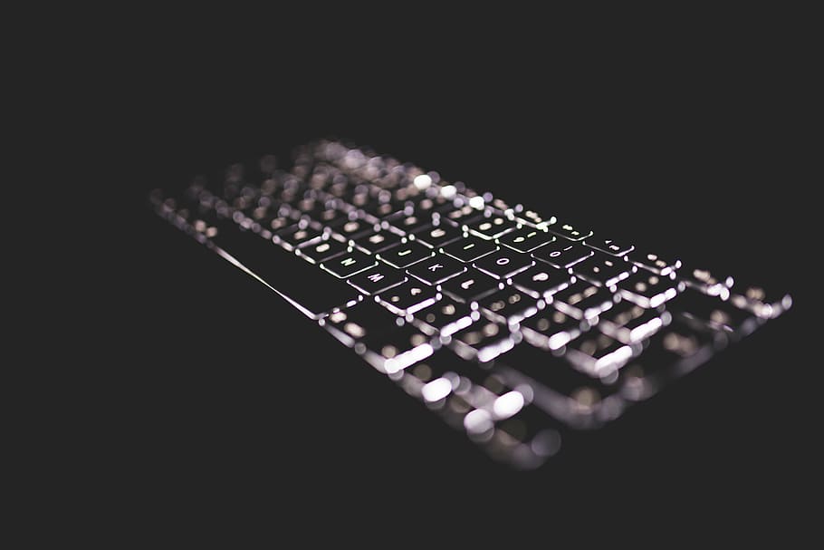 retroil·luminat, blocs, negocis, codificació, ordinador, teclat, llum, raigs, tecnologia, treballar, treball, tir de l'estudi, equips informàtics, a l'interior, primer pla, fons negre, connexió, cap gent, part de l’ordinador, sol objecte, comunicació, tecnologia sense fils, equipament, indústria, enfocament selectiu, targeta de circuits, indústria electrònica, còpia espai, Internet, complexitat, clau d’ordinador, equipament elèctric, 5K