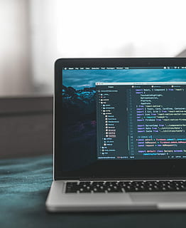laptop computer, tonen, codes, gedraaid, macbook, pro, geplaatst, zwart, deken, laptop, scherm, code, bureau, Draadloze technologie, technologie, verbinding, computer, communicatie, binnenshuis, geen mensen, detailopname, focus op de voorgrond, draagbaar informatie-apparaat, computerapparatuur, tafel, internet, stilleven, muziek-, computer netwerk, apparaatscherm, draagbaarheid, 4K, CC0, publiek domein, royaltyvrij