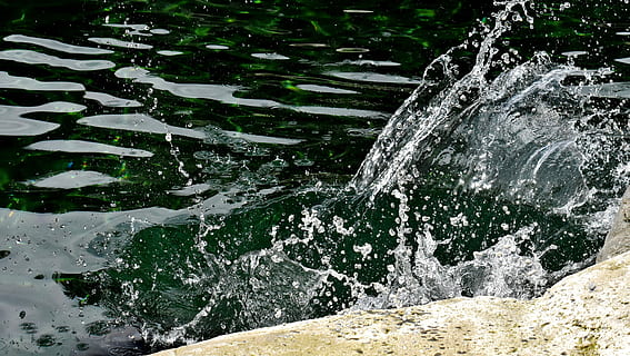 Rock, Spritzen, Wasser, tagsüber, injizieren, Wasser spritzt, tropfen, sprühen, Wassertropfen, Bewegung, plantschen, Natur, keine Leute, fließendes Wasser, Tag, solide, Rock - Objekt, Schönheit in der Natur, draußen, Bewegungsunschärfe, Wasserfall, Meer, Ufergegend, Szenen - Natur, Langzeitbelichtung, Land, fließend, Kraft in der Natur, Reinheit, 5K, CC0, gemeinfrei, lizenzfrei