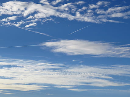 cielo, nuvole, blu, nuvola, contrail, blu, nube, chiaro, soleggiato, bellissimo, caldo, cirro, federwolke, natura, nuvola - cielo, tempo metereologico, giorno, all'aperto, Cloudscape, aria, estate, cumulo, sfondi, Paesaggi, soffice, bianca, clima, stratosfera, cielo sereno, Paradiso, nuvoloso, meteorologia, bellezza nella natura, nessuno, scia di vapore, Inquadratura dal basso, scenics - natura, la tranquillità, scena tranquilla, idilliaco, Colore bianco, volante, 4K, CC0, dominio pubblico, privo di copyright