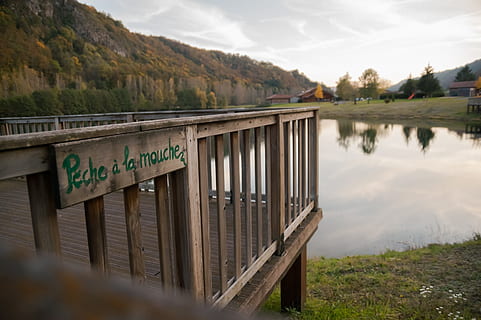 Cantal, järvi, heijastus, pudota, lampi, vuori, maisema, peili, pysäköidä, Auvergne, taivas, rock, merkki, este, kalastus, terassi, puu, vesi, ei ihmisiä, luonto, teksti, läntinen käsikirjoitus, pilvi - taivas, viestintä, päivä, ympäristö, maisemat - luonto, kuljetus, ulkona, silta, tyyneys, 2K, CC0, public domain, rojaltivapaa