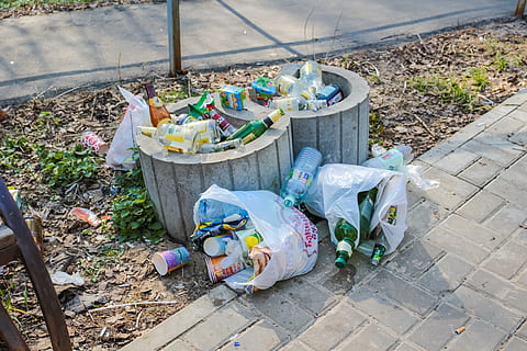 basura, ecología, contaminación, el plastico, tanques, asqueroso, dañar, limpieza, vista de alto ángulo, día, suciedad, envase, cuestiones ambientales, ambiente, reciclaje, nadie, sendero, bolso, conservación del medio ambiente, problemas sociales, botella, naturaleza, elección, sucio, al aire libre, bolsa de plastico, responsabilidad, polietileno, 5K, CC0, dominio público, libre de derechos