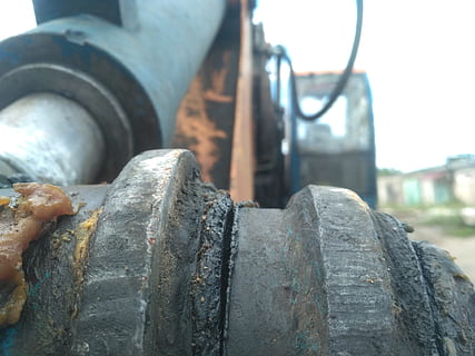 tractor, maşină, constructor, excavator, detaliu, murdărie, metal, să se concentreze asupra primelor elemente, a închide, industrie, mașini, zi, nici o persoana, echipament, ruginit, în aer liber, vechi, transport, mașină, lumina soarelui, putere, combustibil și generarea de energie electrică, natură, învechit, conexiune, industrie de contructie, fier - metal, oţel, roată, 4K, CC0, domeniu public, fără drepturi de autor
