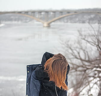 kold, sne, landskab, natur, alene, sløring, bro, tåget, frost, frost-, Frosset, frosne flod, is, isnende, udendørs, person, naturskøn, snefnug, ensomhed, træer, gå, vejr, vinter, kvinde, en person, kold temperatur, tøj, varme tøj, rigtige mennesker, Kvinder, bagfra, livsstil, fritidsaktivitet, fokus på forgrunden, hår, dag, voksen, stående, blond hår, frisure, bro - menneskeskabt struktur, hætte - tøj, sner, ekstremt vejr, 2K, CC0, offentligt domæne, royaltyfrie