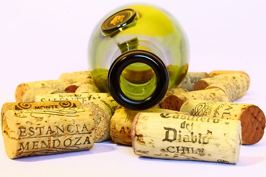 verd, ampolla de vi, assortit, taps de suro, vi, taps, ampolla, buit, utilitzat, fons, coll d'ampolla, alcohol, vidre - material, tap de suro, suro de vi, vi negre, beure, Copa de vi, contenidor, refresc, menjar i beguda, tir de l'estudi, vidre, a l'interior, vell, cap gent, tallar, copa, fons blanc, llevataps, 4K