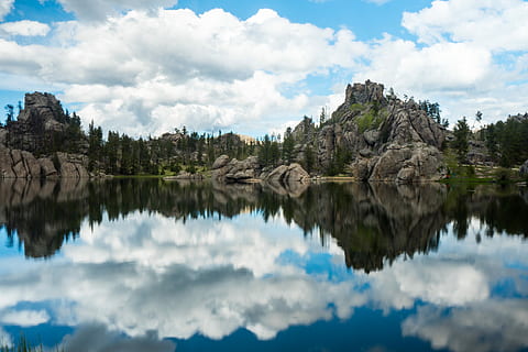 la photographie, corps, eau, Montagne, jour, panoramique, photo, formation rocheuse, à côté de, réflexion, nuage, arbre, Lac, ciel, sapin, nuageux, rivière, beauté, silencieux, la nature, image miroir, parfait, nuage - ciel, tranquillité, beauté dans la nature, paysages - nature, scène tranquille, plante, journée, personne, Roche, en plein air, idyllique, Destinations de voyage, 4K, CC0, domaine public, libre de droits