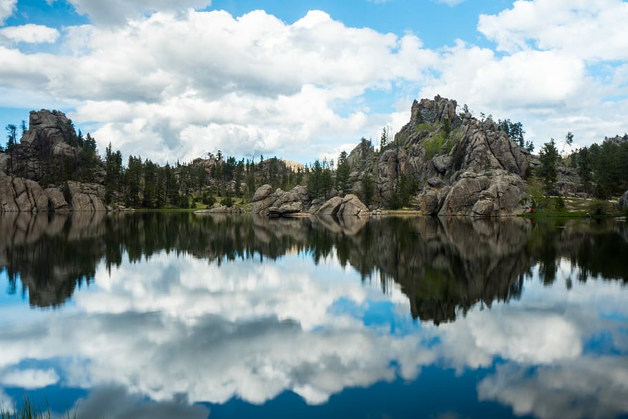 fotografia, cos, aigua, muntanya, durant el dia, panoràmica, foto, formació de roca, al costat, reflexió, núvol, arbre, llac, cel, avet, ennuvolat, riu, bellesa, tranquil, naturalesa, imatge del mirall, perfecte, núvol - cel, tranquil·litat, bellesa a la natura, escenics - natura, escena tranquil·la, planta, dia, cap gent, rock, a l'aire lliure, idíl·lic, destinacions de viatge, 4K