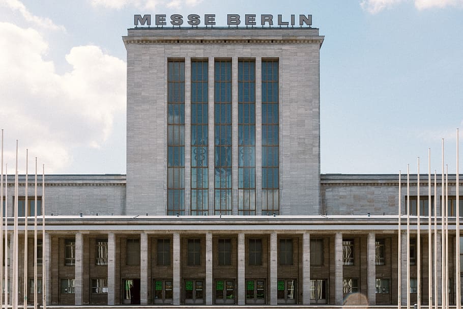 messe berlin, arkitektur og bybilled, arkitektur, bygget struktur, bygning udvendig, arkitektur og bygninger, regering, rejsemål, himmel, sky - himmel, by, arkitektoniske kolonne, dag, natur, ingen mennesker, historie, bygning, udendørs, fortiden, rejse, facade, politik, kontorbygning udvendig, retsbygning, retssag, neo-klassisk, 4K