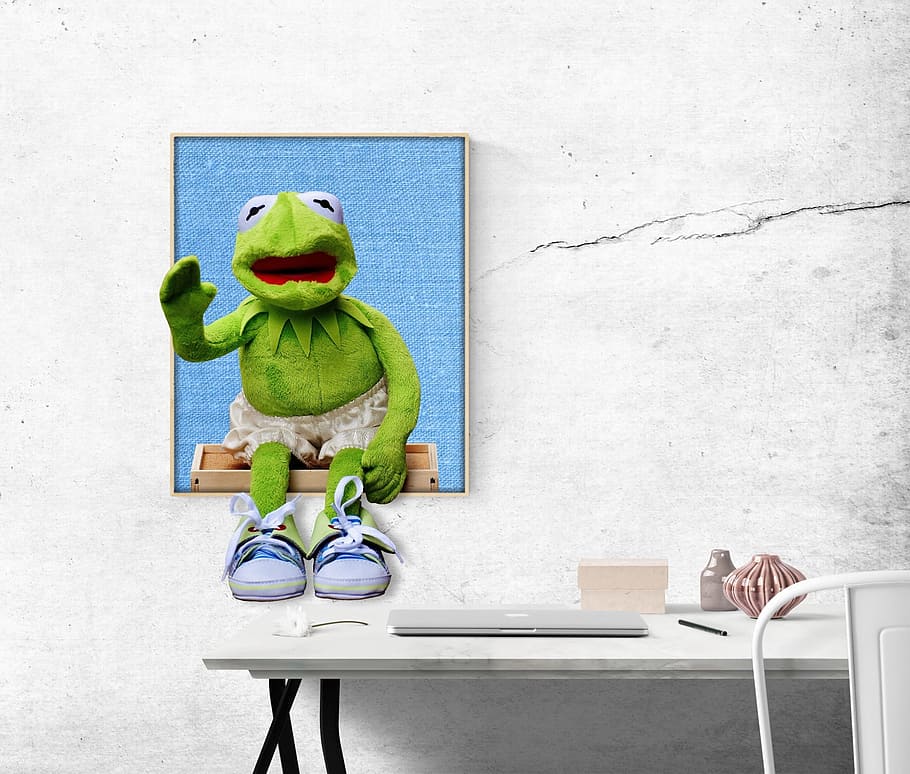 Kermit, Frosch-Plakat, Frosch, Bild, Schreibtisch, lustig, Büro, 3d, Plüschtier, ausgestopftes Tier, Spielzeuge, Kreativität, Darstellung, Wandbau - Funktion, keine Leute, menschliche Darstellung, drinnen, Spielzeug, Kunst und Handwerk, grüne Farbe, Tabelle, Blau, Stillleben, Tag, weibliche Ähnlichkeit, Natur, Kunst, direkt darüber, 1080P